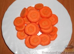 Бульон из куриных желудков: Тем временем почистить и помыть морковь, затем  нарезать кружочками толщиной 0,4 см.