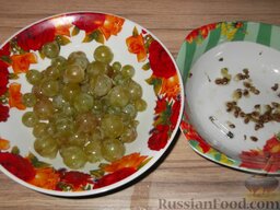Варенье из винограда (заготовка на зиму): Удалить семена (по желанию). Из крупных ягод семена удобно удалять небольшой английской булавкой.