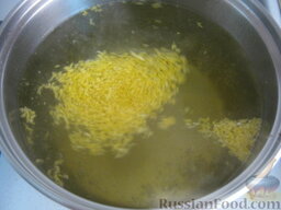 Лимонад: Вскипятить 800 г воды, добавить сахар и лимонную цедру, немного проварить (около 10 минут).