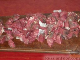Мясо по-французски: Мясо также нарежьте кубиками (2 см).