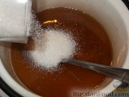 Чак-чак: Приготовление медового сиропа. В небольшом казанке или в эмалированной миске растопить мед, добавить в него сахарный песок.