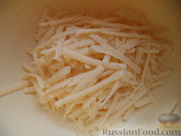 Армянский хачапури: Для начинки натереть сыр.