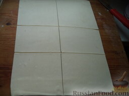 Армянский хачапури: Тесто раскатать в пласт около 0,5 см. Разрезать на квадраты (шесть штук одинакового размера).