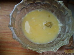 Армянский хачапури: Отделить желток от белка. Взбить вилкой желток.