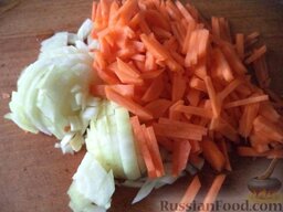 Салат из рыбных консервов с консервированной кукурузой: Приготовление салата из рыбных консервов с кукурузой:    Очистить, помыть лук и морковь. Нарезать соломкой.