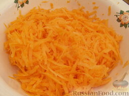 Белокочанная квашеная капуста трехдневка: Морковь очистить, вымыть, натереть на крупной терке.