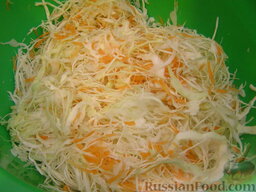 Белокочанная квашеная капуста трехдневка: Чуть примять, перемешивая с тертой на крупной терке морковью, без соли.