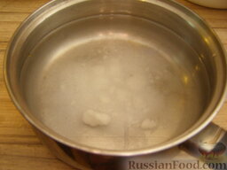 Белокочанная квашеная капуста трехдневка: Приготовить рассол. Для этого вскипятить воду, добавить соль.