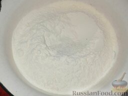 Вареники с вишней: Муку (320-360 г) насыпают в в миску, добавляют соль (2 щепотки).