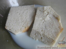 Котлеты из индейки: Как приготовить котлеты из индейки:    С хлеба срезают крочки . Хлеб замачивают в молоке на 2-4 минуты.