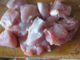 Котлеты из индейки: Мясо моют и режут на куски.