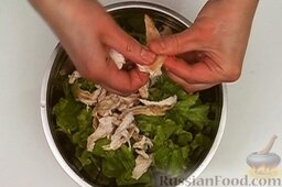 Салат «Цезарь» с курицей: Разделите куриное мясо на кусочки (полоски).