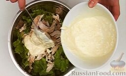 Салат «Цезарь» с курицей: Добавьте приготовленную заправку и перемешайте салат.