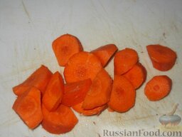 Патиссоны тушеные: Морковь моют, очищают и нарезают тонкими ломтиками.