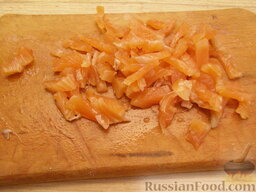 Салат из креветок и семги: Рыбу нарезают тонкими полосками.