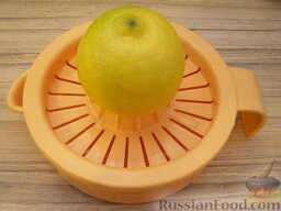 Салат из креветок и семги: Лимон разрезают пополам. Отрезают 1-2 кружочка для украшения. Из остального лимона выжимают сок.