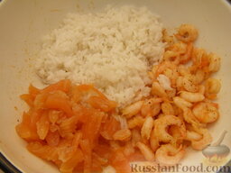 Салат из креветок и семги: К креветкам добавляют рис, нарезанную тонкими полосками семгу, свежевыжатый лимонный сок и перемешивают.