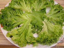 Салат из креветок и семги: Салатные листья вымыть и высушить. На блюдо выкладывают листья салата.