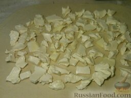 Мини-круассаны: Затем раскатайте тесто до толщины 2-2,5 мм, выложите кусочки сливочного масла.