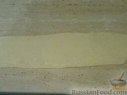 Мини-круассаны: Поместите тесто на посыпанный мукой рабочий стол и раскатайте его скалкой в пря­моугольник шириной примерно 12 см и толщиной около 4 мм