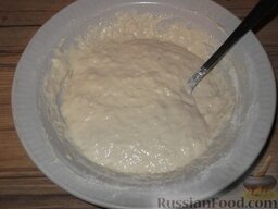 Щука, тушенная в духовке: Приготовить тесто. Для этого просто смешать воду, соль и муку до однородности. Должно получиться очень густое, вязкое тесто.