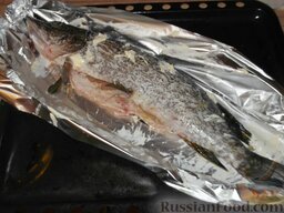 Щука запеченная: Смазать маслом противень (или фольгу) и хорошенько саму рыбу, поставить ее в духовку.