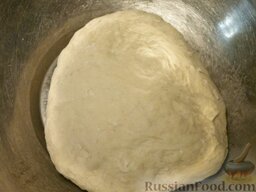 Слоеное тесто для пирогов: Перемешивать тесто сначала ложкой, а затем руками до тех пор, пока оно не станет гладким. Отложить тесто на 10-15 минут.