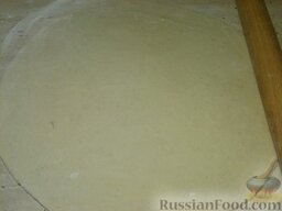 Слоеное тесто для пирогов: Раскатать тесто в круг толщиной 2-3 мм.
