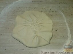 Слоеное тесто для пирогов: Масло закрыть краями теста, защипнуть.