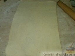 Слоеное тесто для пирогов: Раскатать продолговатую лепешку.