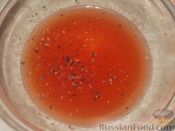 Судак, запеченный с помидорами: Посолить отжатый сок, посыпать черным перцем, прибавить 2-3 столовые ложки подсолнечного масла. Залить рыбу.