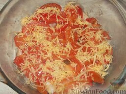 Судак, запеченный с помидорами: Сверху посыпать 2-3 столовыми ложками измельченного на терке сыра.