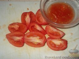 Судак, запеченный с помидорами: Очистить 5-6 помидоров, разрезать пополам или на четвертинки и удалить семена.