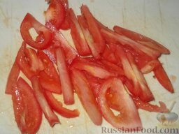 Судак, запеченный с помидорами: Затем нарезать тонкими дольками. Посолить.