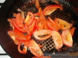 Судак, запеченный с помидорами: На сковороде разогреть 2-3 столовые ложки подсолнечного масла. Выложить ломтики помидоров, припустить, помешивая, на среднем огне до золотистого цвета (5-6 минут).