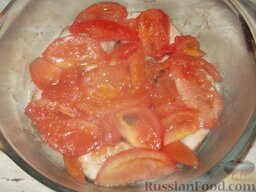 Судак, запеченный с помидорами: Уложить на куски рыбы.