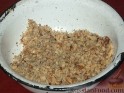 Торт "муравейник": Орехи мелко порубить.