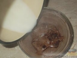 Пирожное «Картошка» с орехами: Вскипятите молоко. Смесь из какао и пудры разведите горячим молоком, добавьте масло. Тщательно перемешайте.