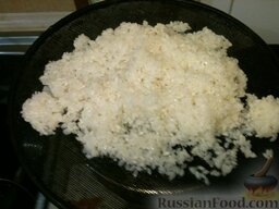 Кутья из риса с миндалем и изюмом: Залить его водой, довести до кипения, откинуть на сито, снова облить холодной водой.
