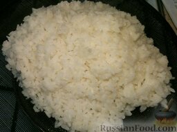 Кутья из риса с миндалем и изюмом: Положить в кастрюлю, залить водой. Довести до кипения, посолить. Варить в большом количестве воды до мягкости (10-15 минут). Откинуть на сито и остудить.