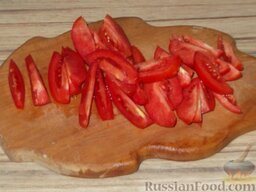 Домашний кетчуп: Как приготовить кетчуп из помидоров (на зиму):    Вымыть и нарезать дольками помидоры.