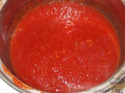 Домашний кетчуп: Полученный сок довести до кипения.