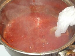 Домашний кетчуп: Затем положить пряности в мешочек из марли в два слоя и опустить в кипящую массу. Сок уварить наполовину (варить примерно 30 минут).
