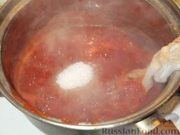 Домашний кетчуп: Перед концом варки добавить соль, сахар, уксус. Варить еще 5-7 минут. Вынуть пряности.