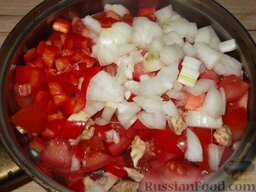 Английский кетчуп: Сложить помидоры в кастрюлю. Добавить к ним лук, сельдерей и перец.