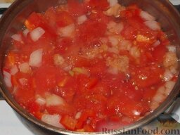 Английский кетчуп: Сварить в нержавеющей или эмалированной посуде измельченные помидоры и другие овощи до мягкости (30 минут).
