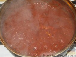 Английский кетчуп: Приготовленную массу выпаривать до тех пор, пока не испарится вся вода. Не допускать пригорания. Для этого варить 