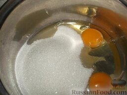 Торт "рыжик": Яйца растереть с сахаром.