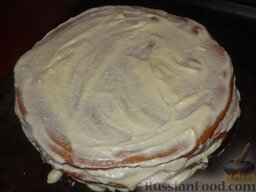 Торт "рыжик": Остывшие коржи промазать кремом.