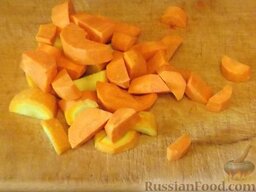 Аджика (2): Морковь очистить, вымыть и нарезать.